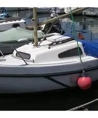 Pilotina a vela Bihannic con motore fuoribordo