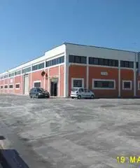 Capannone industriale con piazzale esterno