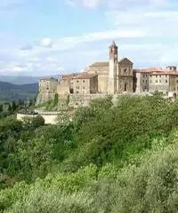 Un bel paesino nel cuore della Toscana, vicino al Tirreno