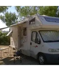 Camper mansardato con portamoto portatutto