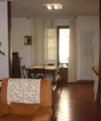 VILLA A SCHIERA di 6 vani e di 180 mq (CARMIGNANO)