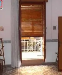 immobile in posizione angolare con terrazzo e doppio ingresso - 8