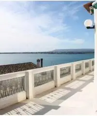 SIRACUSA, ORTIGIA, VENDESI SIGNORILE ATTICO CON SUPERLATIVA VISTA MARE - 2