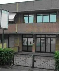 Capannone commerciale in vendita a Pontedera 300 mq  Rif: 350269