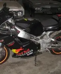 MOTO YAMAHA FZR - 3