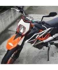 moto KTM 690 SMCR supermotard 2012