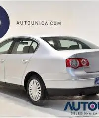 VOLKSWAGEN Passat 1.6 FSI TRENDLINE BERLINA SENS CRUISE CLIMA BI-ZON - 2