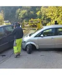 Vendesi auto incidentata - 2