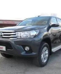 TOYOTA Hilux 2.4 D-4D 4WD 4p. DC Lounge -305-