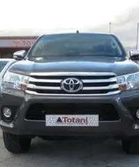 TOYOTA Hilux 2.4 D-4D 4WD 4p. DC Lounge -305- - 3