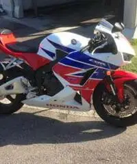 Honda CBR600RR 2012 con carene 2013