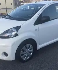 TOYOTA Aygo 1.0 12V VVT-i Connect Navi! - 2