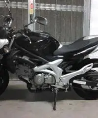 Vendo Suzuki Gladius 650cc naked nera del 2010