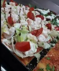 Pizzaiolo esperto di pizza in teglia