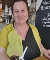 Badante esperta con coppia anziani