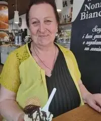 Badante esperta con coppia anziani